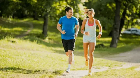 Pareja sana y feliz corriendo