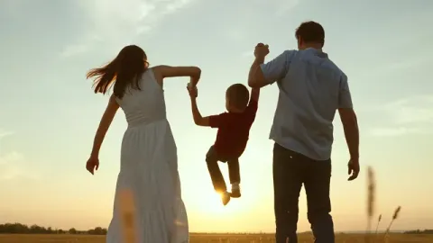 Familia con hijo felices y sanos