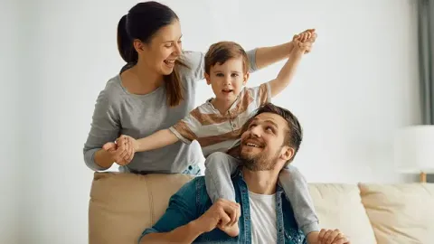 Familia con hijo felices y sanos