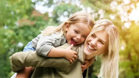 Madre e hija felices y sanas