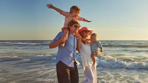 Familia con hijos felices y sanos